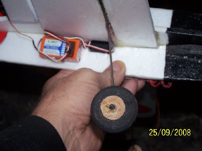 Detalle del tren radio de 1,5mm soldado con araldit al carbono.jpg