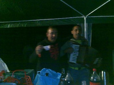 Tocando bebiendo y cantando.JPG