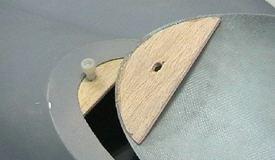 medias lunas de cabina instaladas con tornillo.jpg