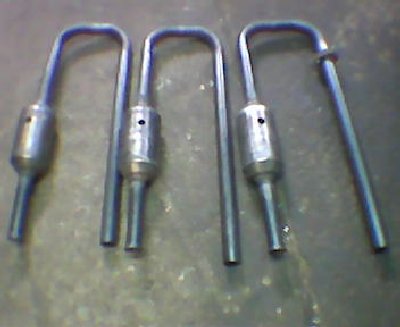 finalizacon de el soldad (detalle, el tercero posee una brida para realizar pruevas con el largo de la pipa de salida).jpg