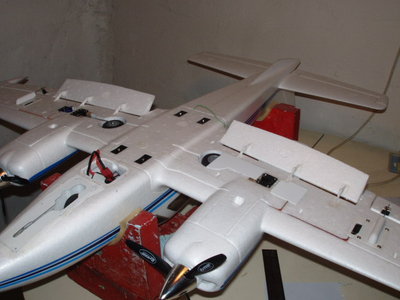 cessna 310 flaps fuera.JPG