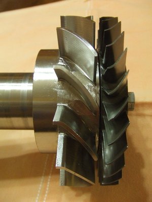 NGV acoplada en tunel  con rueda.jpg