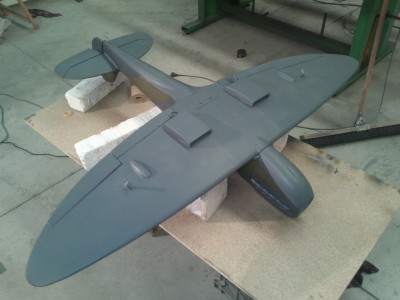 avion pintado debajo.jpg