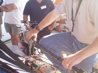 Curtis Enderezando el tubo de cola.jpg
