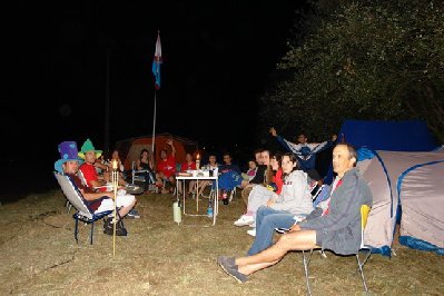 El campamento de noche.jpg