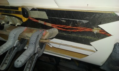 3ºreparacion larguero principal y su refuerdo interior prensado hasta que seque.jpg