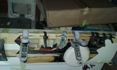 6º prensado del larguero refuerzo de balsa  en el borde de salida de la rotura del ala reforzado con carbono.jpg