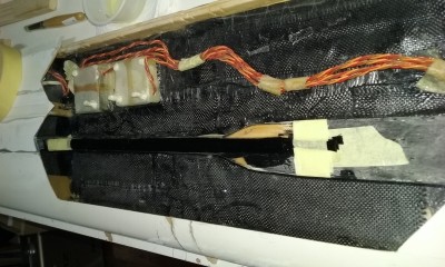 7º embutido de las mechas de carbono sobre el refuerdo de madera en el larguero parte del del extrados  del ala(5).jpg