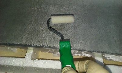8ºlaminando la pieza enchapado extrados del ala  cara externa en una capa de fibra de vidrio para poner encima el Roacel y carbonocon forma (2).jpg