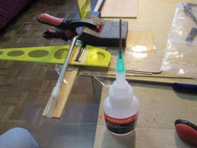 01 pegar cuñas con ciano fluido IMG_1983.JPG