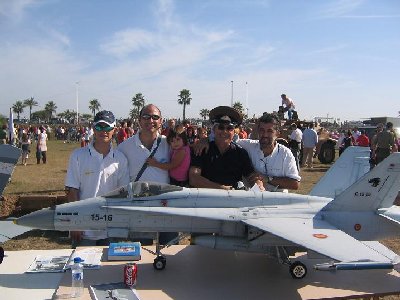 Comandante Roger con su equipo.JPG