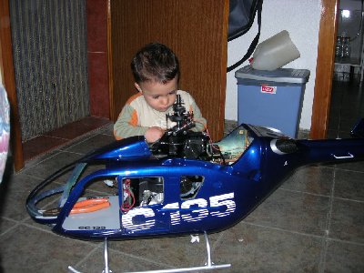 CONCENTRADO EN SU TRABAJO.JPG