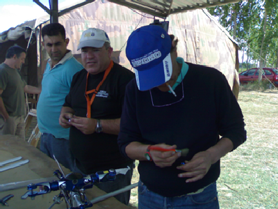 fernando sanchez y mi padre reparando.png